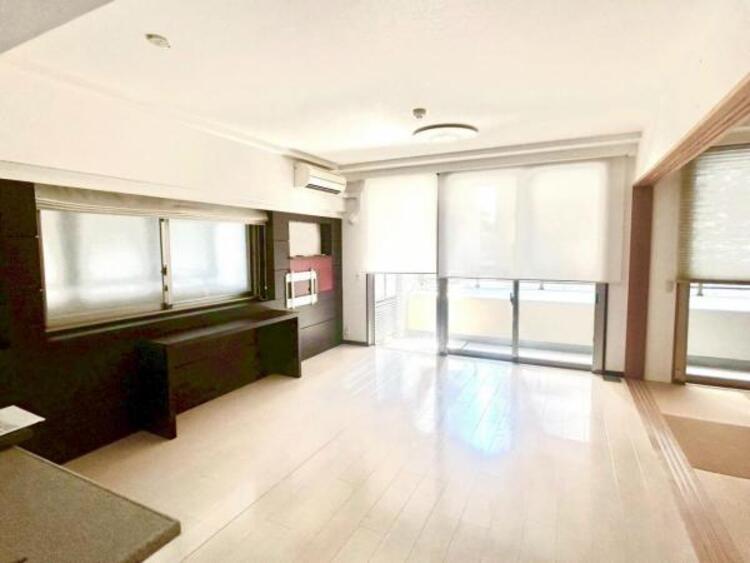 居間 ソファーやダイニングテーブルを置いてもゆとりある16帖のＬＤＫ。家族みなさんで寛げる空間をぜひ現地で体感してみてください。8/4