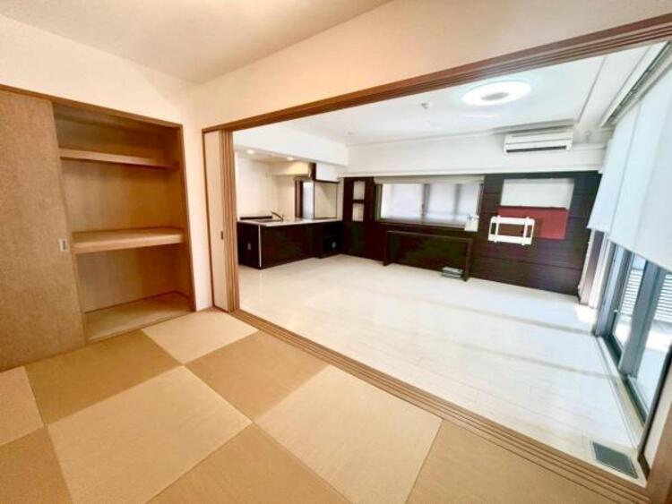 キッチン 16帖のゆったりとしたリビングです。明るさと風が入る窓配置が安らげる空間を演出します。8/4