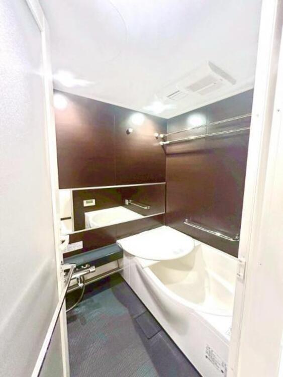 風呂 １日の疲れを癒してくれる広々とした浴室は癒しの空間としてカスタマイズが可能です。8/4