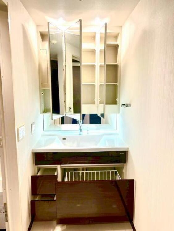 洗面 一日の始まりと終わりは洗面化粧台から。清潔感と機能性を備えたパウダールームです。8/4