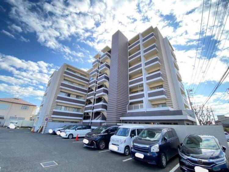 駐車場 マンションの敷地内には平置きと機械式駐車場がございます。空き状況は担当者までお気軽にお問い合わせくださいませ(2025.1.27撮影)。