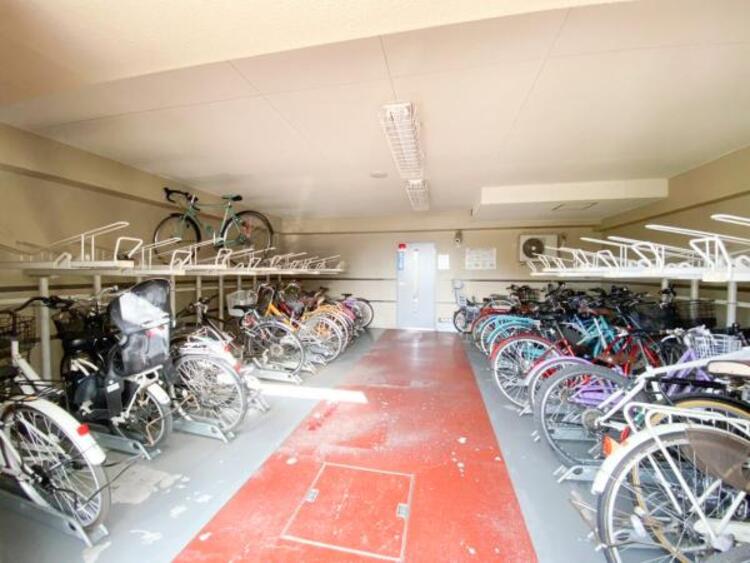 その他 マンション敷地内の駐輪場には雨風を防げる室内にもございます。空き状況は担当者までお気軽にお問い合わせくださいませ(2025.1.27撮影)。