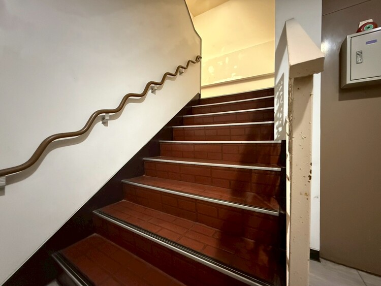 その他 共用部の階段です。明るく清潔に管理されています。