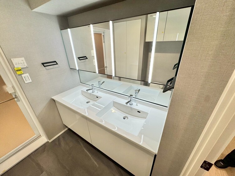 その他 清潔感を感じられる洗面化粧台。