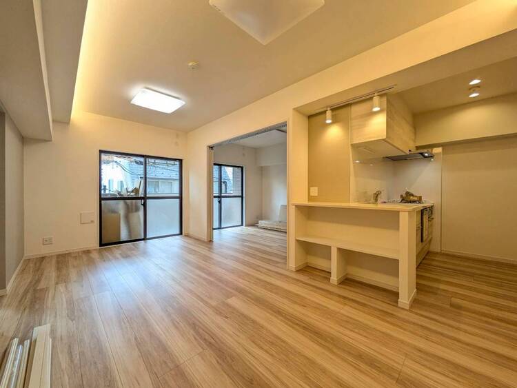 居間 落ち着いた雰囲気に包まれて、伸びやかな空間。