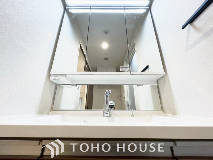 洗面 【WASHROOM】◆快適◆煌びやかな暮らしの中にも忘れたくない快適さ。大きな収納が助けてくれます