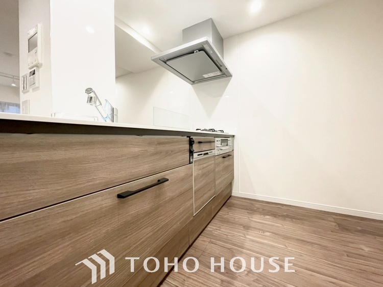 その他 【KITCHEN】◆開放的◆後片付けが楽なシステムキッチン。収納スペースの充実！