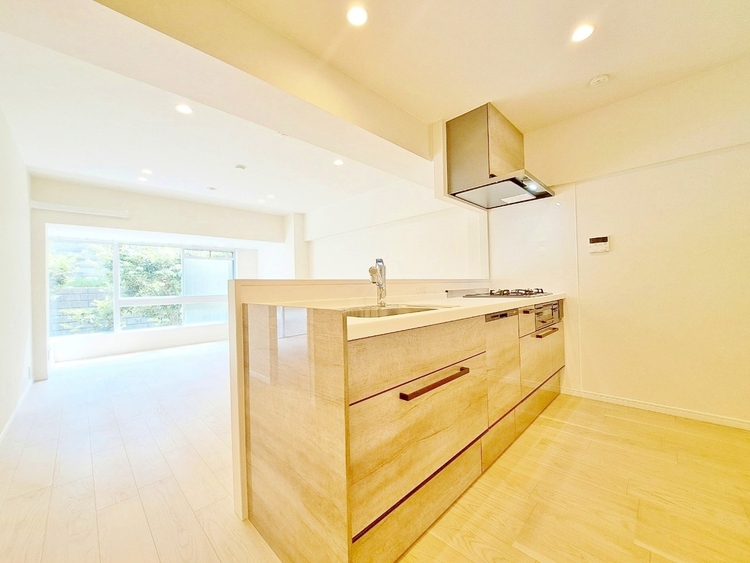 キッチン スマートな意匠と充実の機能を備えたキッチンが、暮らしにおいしい彩りを添えます。