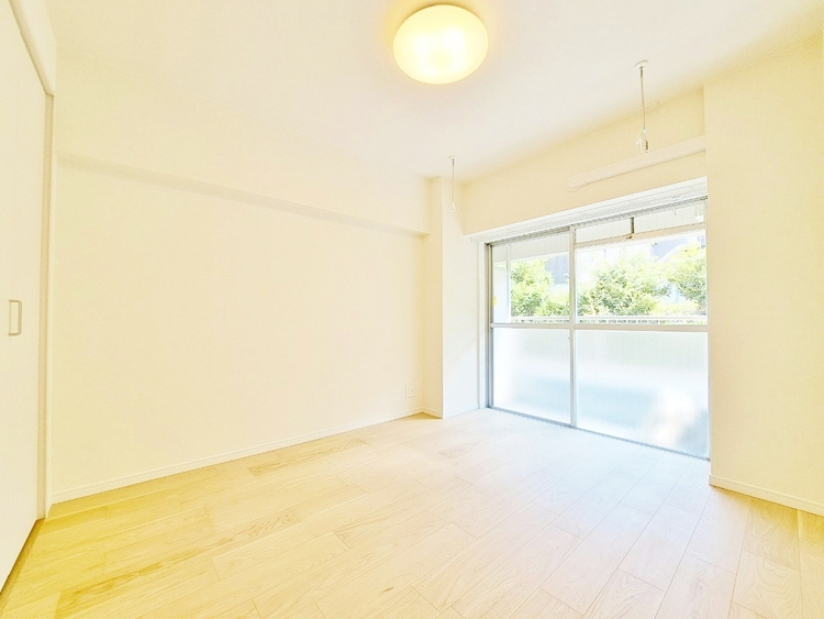 寝室 ベッドも十分に設置するスペースがあります。