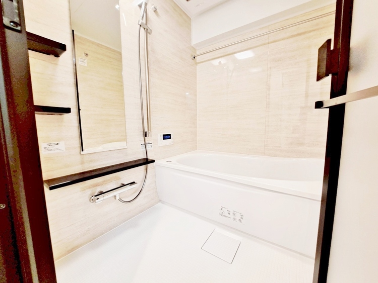 風呂 一日の疲れを癒すバスルームは、心地よいリラックスを叶える清潔感溢れる空間です。