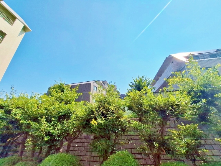 バルコニー 窓を開けると広がる青空。心をリフレッシュして日々を過ごしていきましょう。