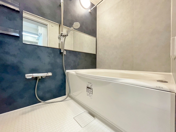 風呂 一日の疲れを癒すバスルームは、心地よいリラックスを叶える清潔感溢れる空間です。