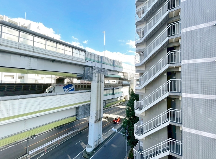 バルコニー 窓を開けると広がる青空。心をリフレッシュして日々を過ごしていきましょう。