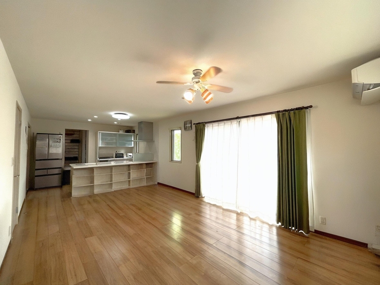 居間 快適に過ごす毎日を求めて、暮らしの中でご自身の「マイホーム」に創り上げてください。