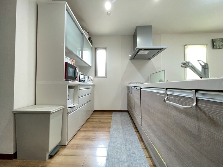 キッチン スマートな意匠と充実の機能を備えたキッチンが、暮らしにおいしい彩りを添えます。