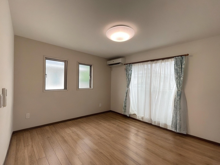 寝室 ベッドも十分に設置するスペースがあります。