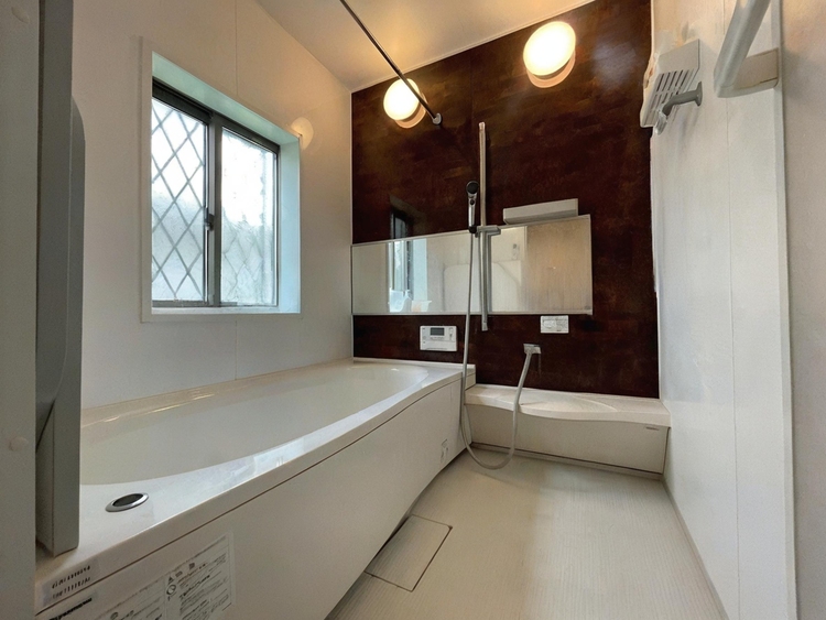 風呂 一日の疲れを癒すバスルームは、心地よいリラックスを叶える清潔感溢れる空間です。