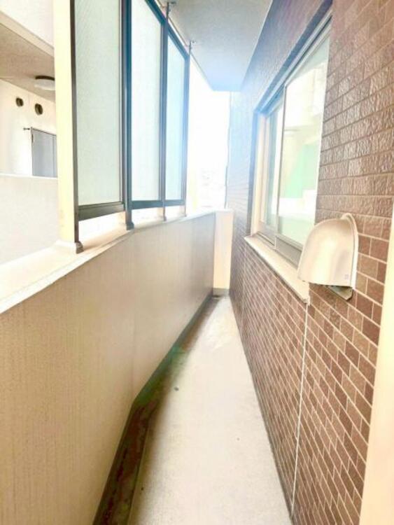 バルコニー 開放感のある眺望。陽光、風通しのよいワイドバルコニー。お洗濯物も乾かしやすいですね！8/4