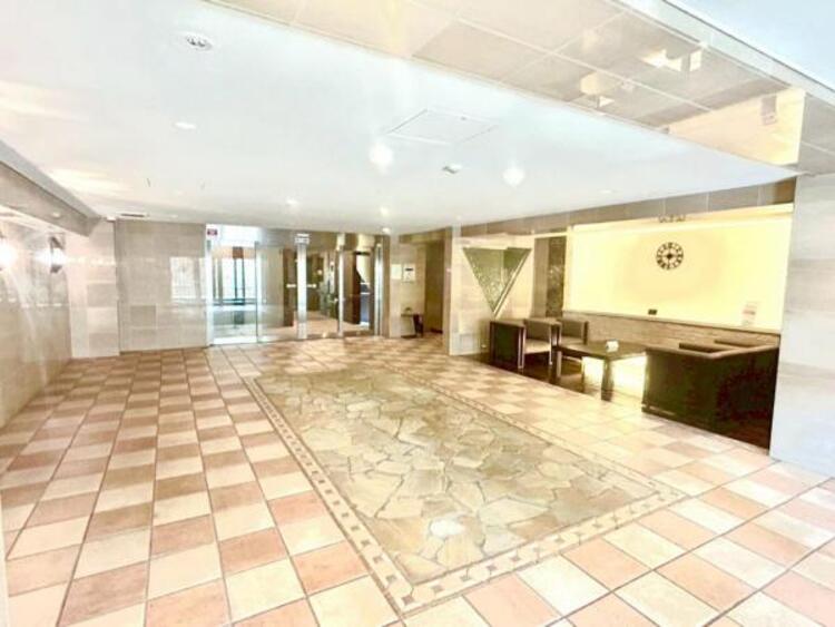 エントランス 管理が行き届いた清潔感のあるエントランス。オートロックや防犯カメラも完備されておりマンションならではの防犯性の高さも住宅選びの大切な要素ですね。8/4