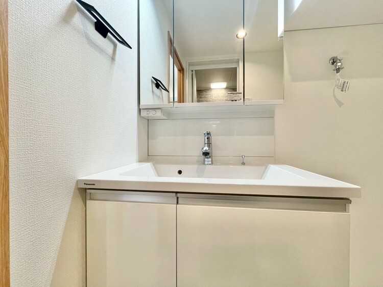 その他 清潔感を感じられる洗面化粧台。