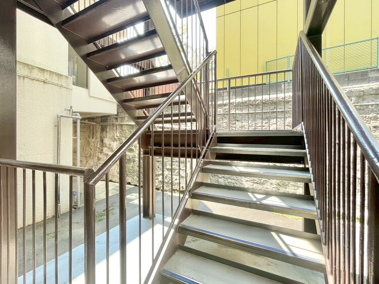 その他 共用部の階段です。明るく清潔に管理されています。