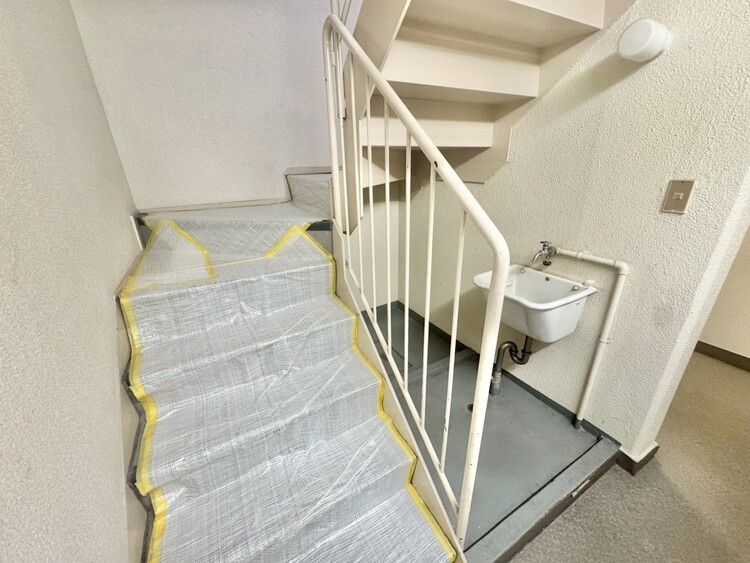 その他 共用部の階段です。明るく清潔に管理されています。
