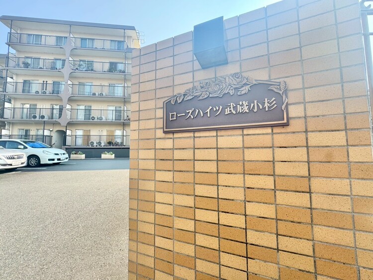 その他 スタイリッシュなエンブレム。お洒落なマンションは入り口から。