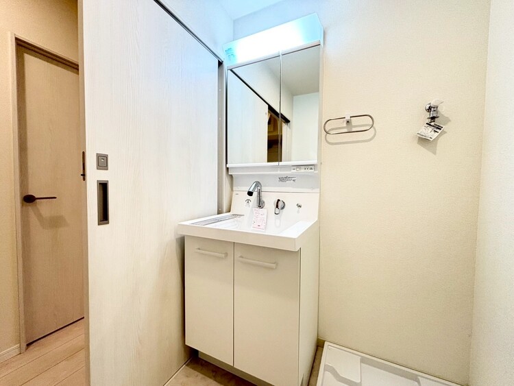 その他 清潔感を感じられる洗面化粧台。