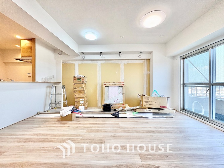 内装 ◆サンサンと◆差し込む太陽の光がこのリビングに笑いをもたらす。