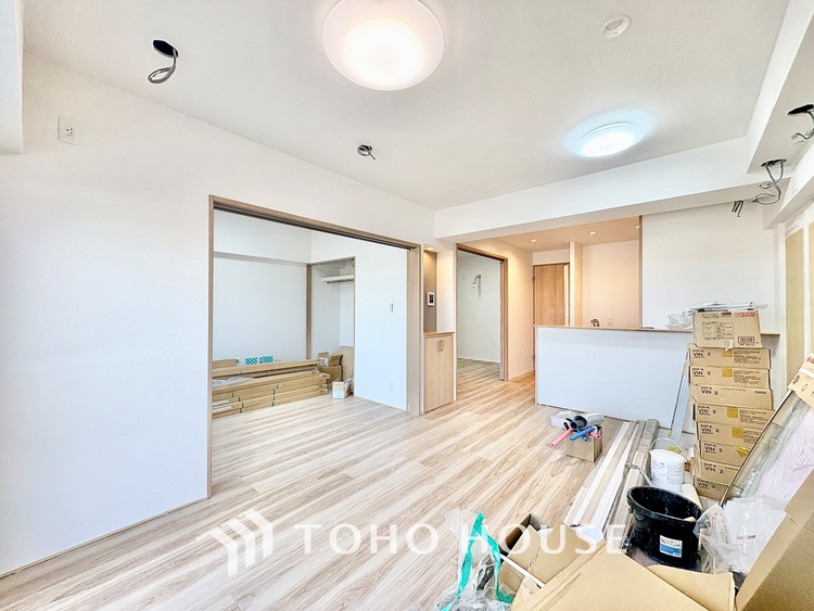 内装 ◆サンサンと◆差し込む太陽の光がこのリビングに笑いをもたらす。