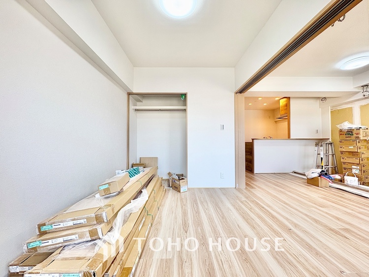 内装 ◆時を忘れる場所◆ここにはみんなが集い、食事と楽しい会話が始まる。話に夢中になりすぎて、ついつい時を忘れ夜半過ぎになってしまう。そんな束の間の幸せを感じさせてくれる場所でありたい。