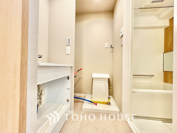 洗面 【Powderroom】広く使い勝手のよい空間と設備で演出。シンプルな使いやすさだけでなくたっぷりの収納力も実現。