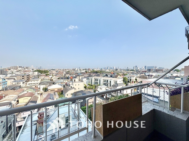 バルコニー 【the view of the sunlight】日差しと景色を取り入れつつ、プライベートな空間を演出するバルコニー