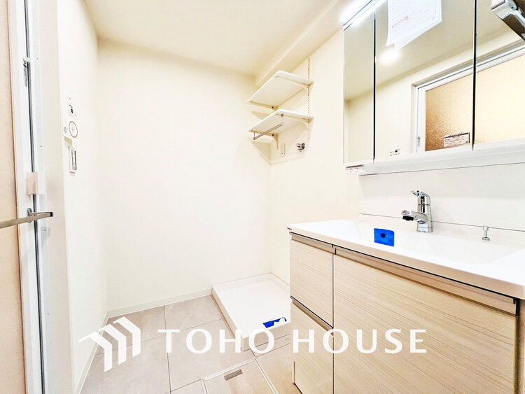 洗面 白を基調とした清潔感のある洗面室で朝の身支度を