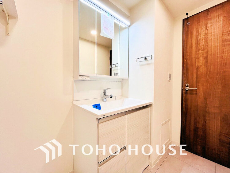 洗面 洗面台には三面鏡を採用。身だしなみを整えやすく収納量も良好です