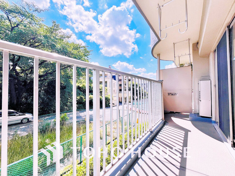 バルコニー 日当たりの良いバルコニーで晴れの日の洗濯物も楽しみになりますね