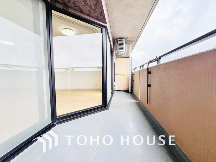 バルコニー 日当たりの良いバルコニーで晴れの日の洗濯物も楽しみになりますね