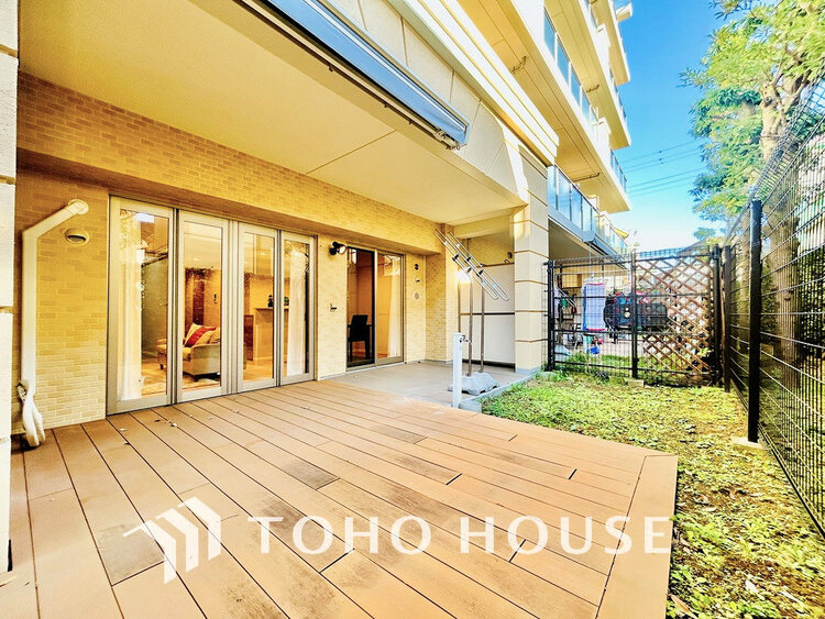 バルコニー 日当たりの良いバルコニーで晴れの日の洗濯物も楽しみになりますね