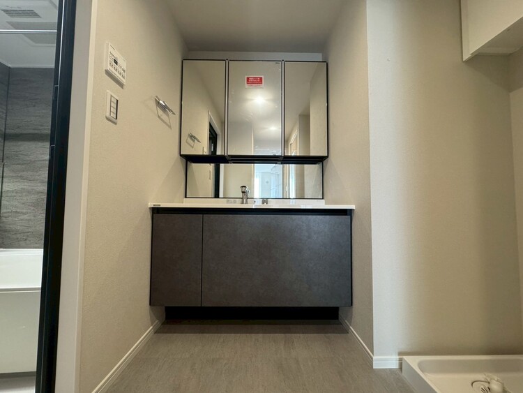 その他 清潔感を感じられる洗面化粧台。