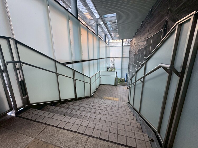 その他 共用部の階段です。明るく清潔に管理されています。