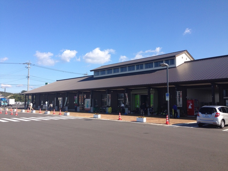 周辺 都市農村交流センターお茶の里新鮮野菜・花の直売・種類豊富なお茶の試飲販売を行なっております。まつもと茶を無料で飲めるティーサーバーもあります。 徒歩 約7分（約500m）