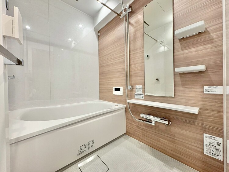 風呂 一日の疲れを癒すバスルームは、心地よいリラックスを叶える清潔感溢れる空間です。