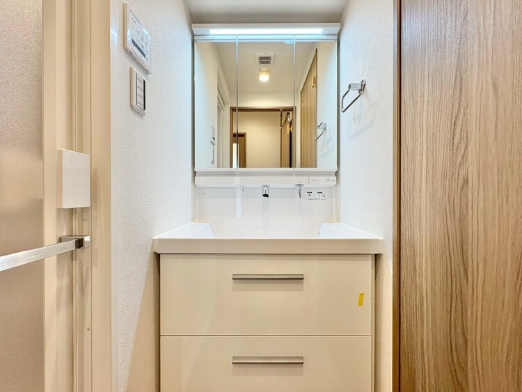 洗面 何かと物が増える場所だからこそ、スッキリと見映えの良い空間に。