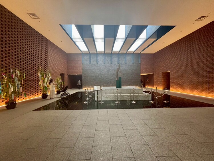 エントランス 綺麗に整備されており、行き届いた管理体制をうかがわせます。