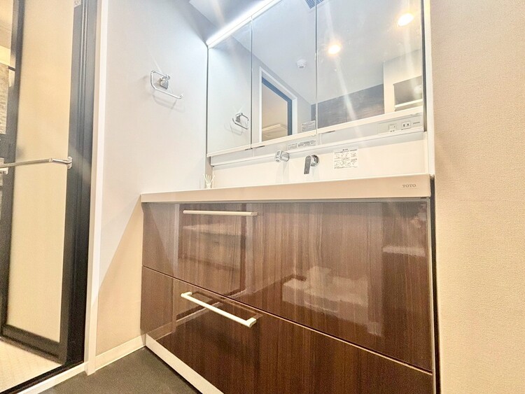 その他 清潔感を感じられる洗面化粧台。