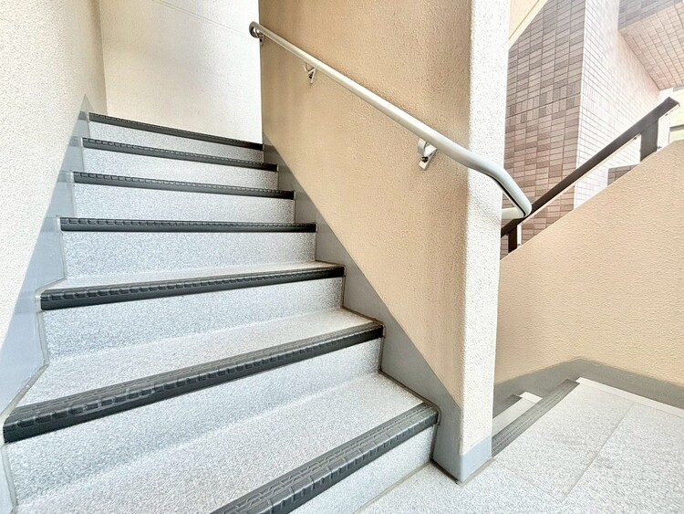 その他 共用部の階段です。明るく清潔に管理されています。