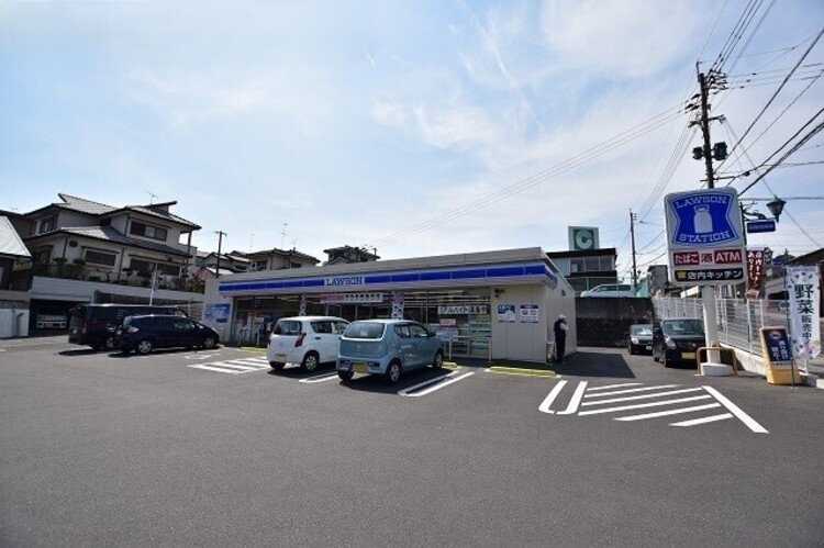 周辺 ローソン鹿児島西陵一丁目店【ローソン鹿児島西陵一丁目店】鹿児島市西陵1丁目にあるコンビニです。設備・サービス　ATM、酒、たばこ、まちかど厨房あり、駐車場あり 徒歩 約4分（約310m）
