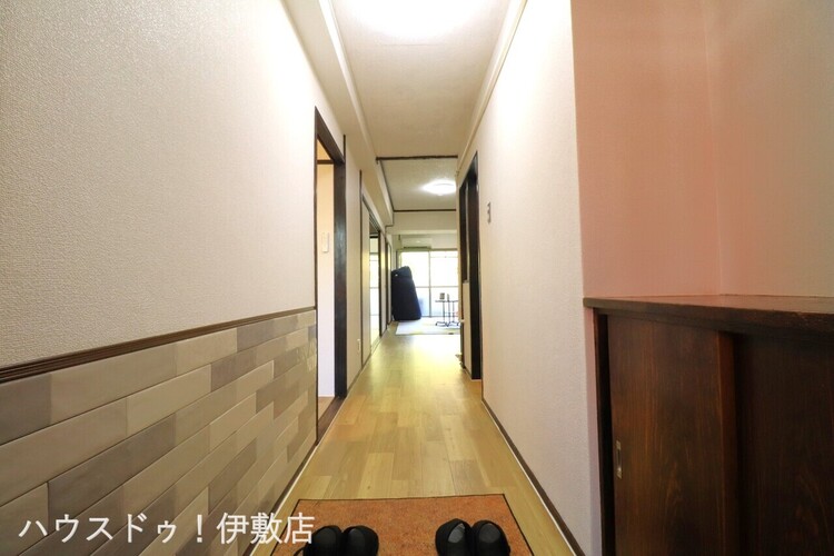 玄関 【玄関】玄関にはシューズボックス付き！タイル調の壁が印象的な玄関です