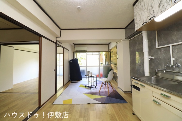 居間 【リビング】ゆっくりとくつろげそうなリビング！窓からの自然光が魅力的な住空間です。