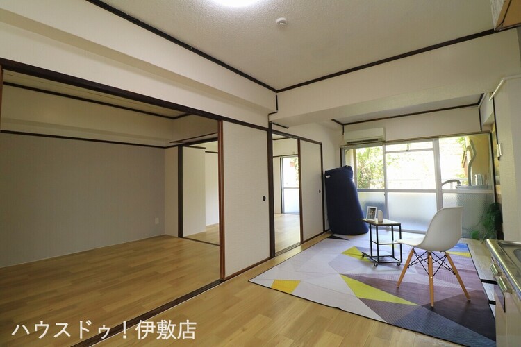 居間 【リビング】窓が多いので明るいです！掃き出し窓から専用庭へ出入りができます！